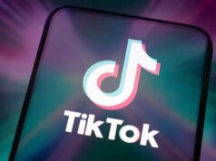 TikTok afirma que está testando uma configuração de remix de IA para criar memes. Os criadores estão preocupados