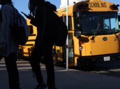 Escolas públicas de Los Angeles ultrapassam limites de tempo de tela para alunos pela primeira vez