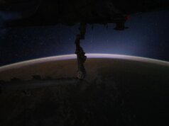 Assista a um cometa brilhante bombardear o sol em uma câmera meteorológica espacial