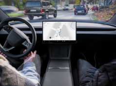 Tesla diz que FSD Lite está chegando a carros mais antigos em todo o mundo, mas o momento é incerto