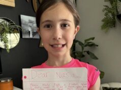 Uma garota pede que Plutão recupere seu status de planeta. Chefe da NASA: Estamos investigando isso.