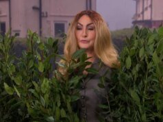 ‘SNL UK’ Cold Open paródia a declaração de Epstein de Melania Trump e a controvérsia do Kanye West Wireless Fest com o jogo de ‘Never Have I Ever’