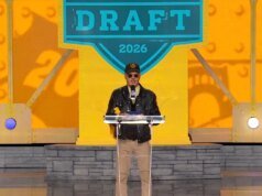 Michael Keaton retorna à cidade natal de Pittsburgh para anunciar a escolha do Draft da NFL do Steelers