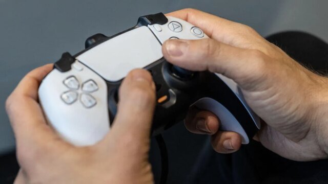 playstation-controller-gettyimages-1811536601.jpg