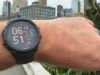 Depois de testar este rival da Garmin, não voltarei a usar um smartwatch sem lanterna embutida