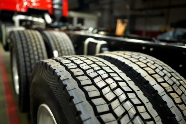 rubber-toughness-engineering-poisson-ratio-1280x853.jpg