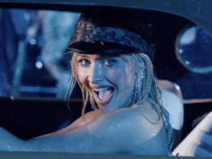 Sabrina Carpenter é a atração principal do Coachella, trazendo sucessos pop sensuais, o brilho da velha Hollywood e um monólogo bizarro de Susan Sarandon para o deserto