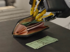 Veja um robô colocar dinheiro em uma carteira exatamente como você faz