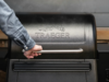 Você pode realmente conseguir pagar pela nova linha de grelhadores de pellets da Traeger