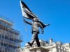 Um novo Banksy? Uma estátua misteriosa aparece no coração de Londres