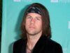 O cantor Beartooth, Caleb Shomo, se apresenta como um ‘homem orgulhosamente gay’ em uma mensagem emocional para os fãs