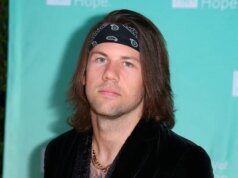 O cantor Beartooth, Caleb Shomo, se apresenta como um ‘homem orgulhosamente gay’ em uma mensagem emocional para os fãs