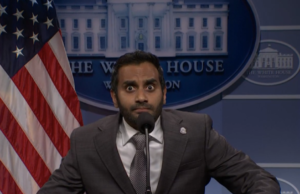 SNL: Kash Patel de Aziz Ansari faz parceria com Pete Hegseth de Colin Jost para falar sobre o Irã e negar agressivamente beber