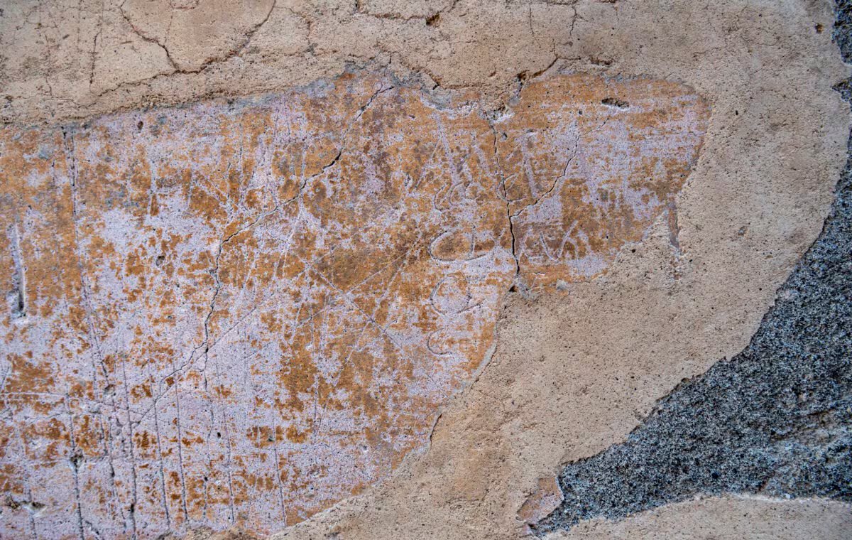 Em Pompéia, grafites antigos que retratam a vida cotidiana estão sendo revelados graças à tecnologia moderna