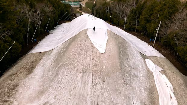 Esta colina de esqui quer guardar neve para a próxima temporada. Isso pode ser feito?