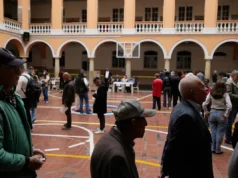 As urnas fecham nas eleições presidenciais da Colômbia vistas como uma votação sobre as políticas do líder cessante