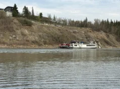 Edmonton Riverboat fica preso durante cruzeiro do Dia das Mães