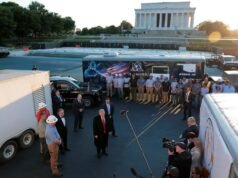 Trump faz visita surpresa para ver reformas na piscina do Lincoln Memorial