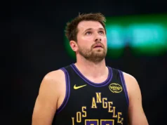 Luka Dončić revela que recebeu um cronograma de recuperação de 8 semanas após uma lesão no tendão da coxa, mas não foi liberado para contato total
