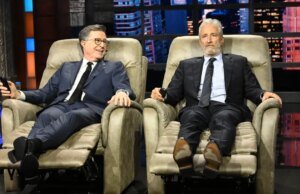 Jon Stewart dá presentes a Stephen Colbert em homenagem à semana final de ‘The Late Show’: ‘Não confunda cancelamento com fracasso’
