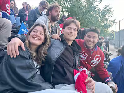 Duas televisões au pied des gradins reúnem 200 amadores do Tricolore no parque Laurier