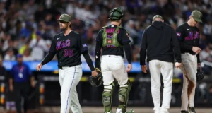 O titular do Mets, Clay Holmes, sofre fratura de fíbula após ser atingido por um comebacker durante a Subway Series