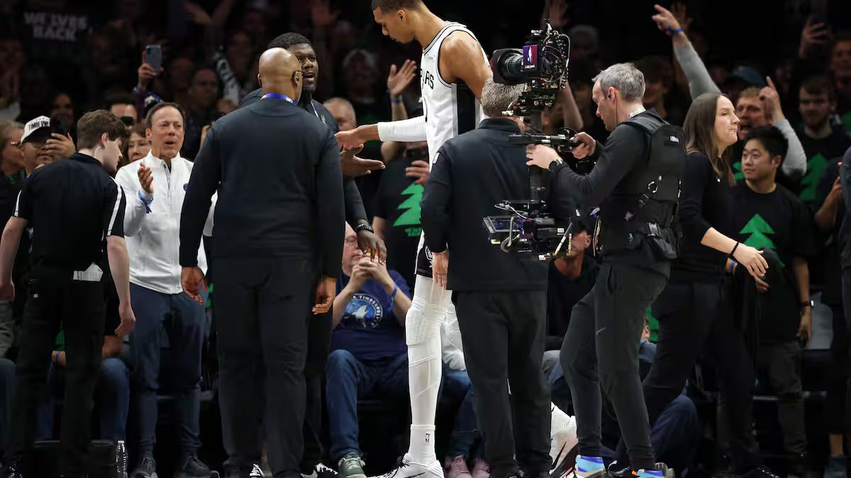 Séries eliminatórias da NBA: golpe de coude vergonhoso de Victor Wembanyama