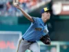 O fenômeno dos Brewers, Jacob Misiorowski, sai do jogo com aparente lesão após 5 1/3 entradas sem rebatidas
