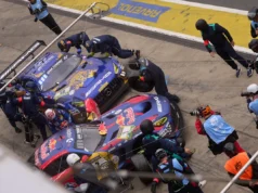 As esperanças de vitória de Max Verstappen na estreia nas 24 horas terminaram por problema mecânico