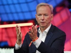 O ex-CEO do Google, Eric Schmidt, não consegue ler espaço sobre IA e é vaiado até o esquecimento