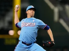 O destro do Rangers, Jacob deGrom, atinge 1.900 eliminações como o segundo mais rápido em jogos e entradas