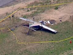 Pequeno avião capota ao pousar no campo de aviação de New Hampshire, dois ocupantes presos