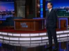 Stephen Colbert está de volta à TV no acesso à comunidade em Michigan junto com o roqueiro Jack White