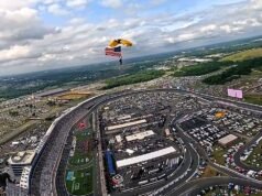 Equipe de pára-quedas do Exército dos EUA salta de paraquedas com bandeira americana para corrida da NASCAR na Carolina do Norte