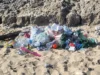 Lixo de praia ‘nojento’ deixa as pessoas chateadas