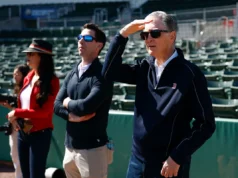 Avião voa sobre Fenway Park pedindo aos Red Sox que demitam Craig Breslow e vendam o time