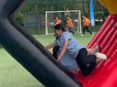 Corrida inflável dá errado para companheiro de equipe