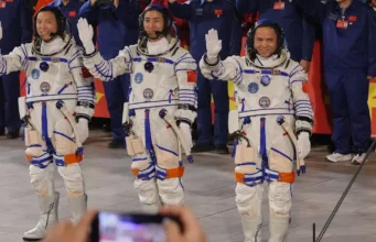 Astronautas chineses retornam à Terra após quase sete meses no espaço