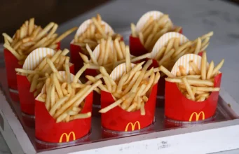 Vídeo horrível mostra funcionária do McDonald’s colocando batatas fritas na boca e colocando-as na caixa para o cliente