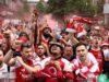Milhares de torcedores do Arsenal lotam as ruas do norte de Londres antes da parada da vitória da Premier League