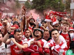 Milhares de torcedores do Arsenal lotam as ruas do norte de Londres antes da parada da vitória da Premier League