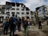 Especialistas forenses vasculham dormitório em ruínas na região de Luhansk, controlada pela Rússia