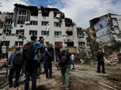 Especialistas forenses vasculham dormitório em ruínas na região de Luhansk, controlada pela Rússia