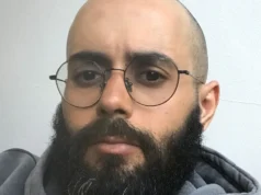 Imigrante de pequeno barco culpado de tentativa de ataque com faca à embaixada israelense
