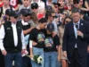 NASCAR presta homenagem a Kyle Busch na Coca-Cola 600 com sua viúva, Samantha, filhos, pais e irmão, Kurt