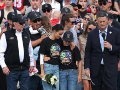 NASCAR presta homenagem a Kyle Busch na Coca-Cola 600 com sua viúva, Samantha, filhos, pais e irmão, Kurt