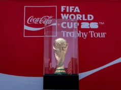 Autoridades revelam o troféu da Copa do Mundo da FIFA em Toronto antes dos jogos do próximo mês