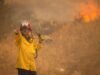 Fotos mostram bombeiros combatendo incêndio no sul da Califórnia