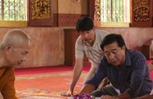 O diretor tailandês Sompot Chidgasornpongse em ‘9 Temples to Heaven’, seu filme de estreia na Quinzena dos Realizadores de Cannes