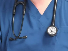 Sarwar promete dar ‘um golpe’ nas listas de espera do NHS ao visitar o dojo de caratê
